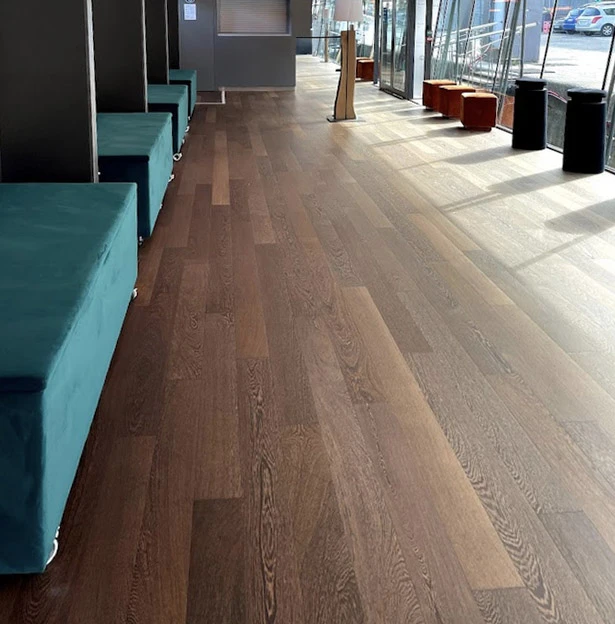Intérieur commercial moderne avec sol en parquet massif chêne teinté brun
