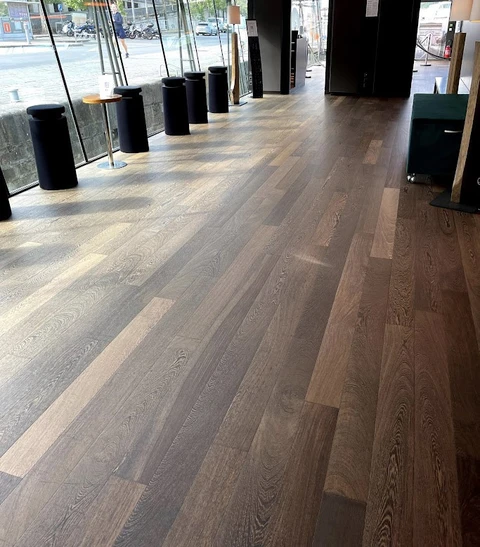 travailleur charpentier Professionnel joignant un revêtement de sol en vinyle ou en stratifié lors de la rénovation domiciliaire