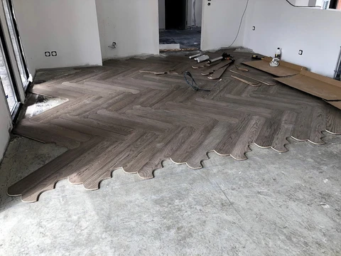 Chantier de rénovation intérieur avec pose de parquet en cours