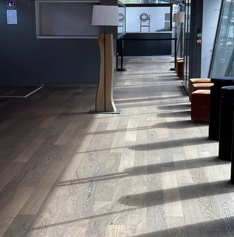 Intérieur commercial moderne avec sol en parquet stratifié imitation bois clair