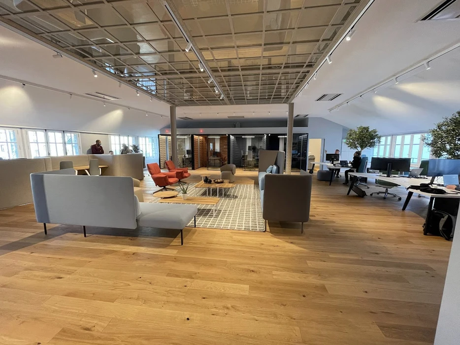 Espace de bureaux moderne avec zones de travail collaboratives et espaces détente