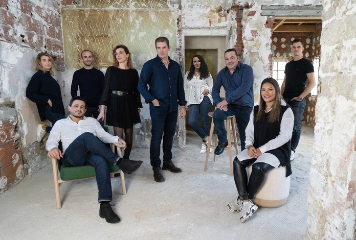 Artisan professionnel installant un parquet en bois massif dans une pièce intérieure