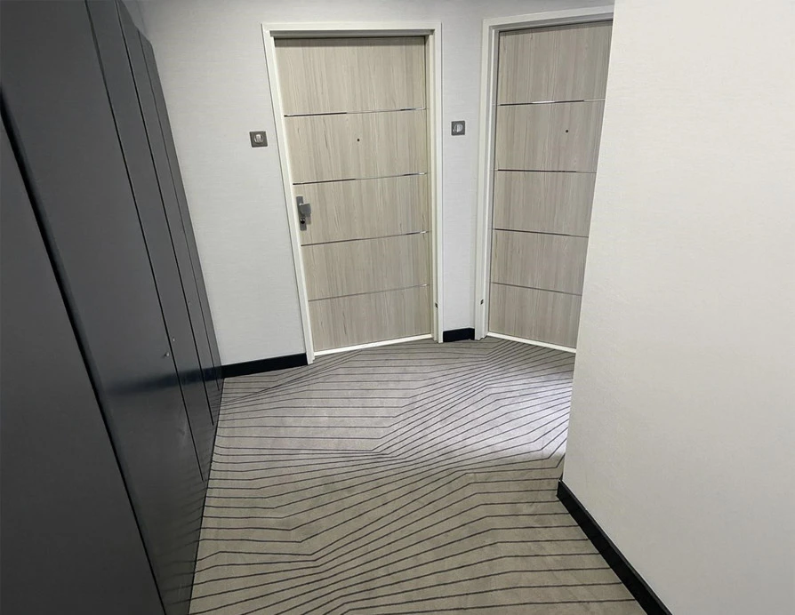 Intérieur moderne avec grande baie vitrée donnant sur rue, rangée de cylindres noirs le long des fenêtres, espace ouvert lumineux avec éclairage naturel