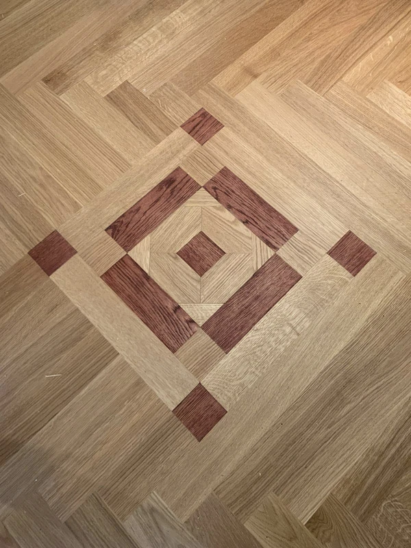 Intérieur moderne avec grande baie vitrée donnant sur rue, rangée de cylindres noirs le long des fenêtres, espace ouvert lumineux avec éclairage naturel