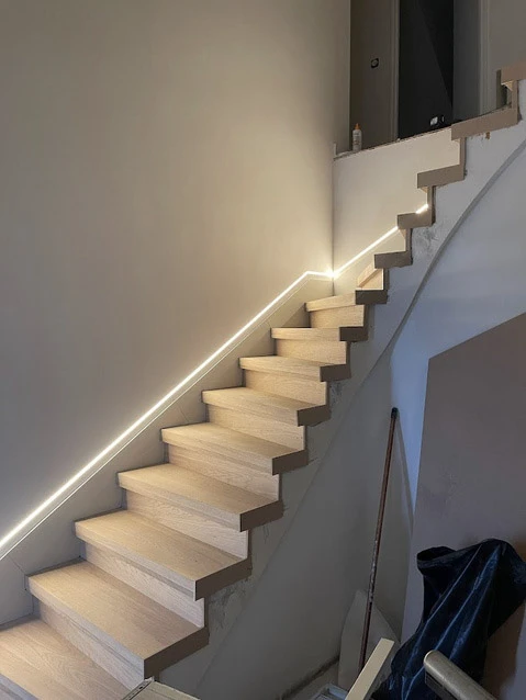 Int&eacute;rieur d'un magasin de rev&ecirc;tements de sol avec pr&eacute;sentoir organis&eacute; d'&eacute;chantillons de parquet et stratifi&eacute;