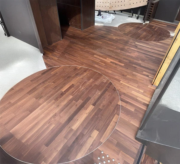 Artisan menuisier travaillant avec précision sur une pièce de bois dans son atelier