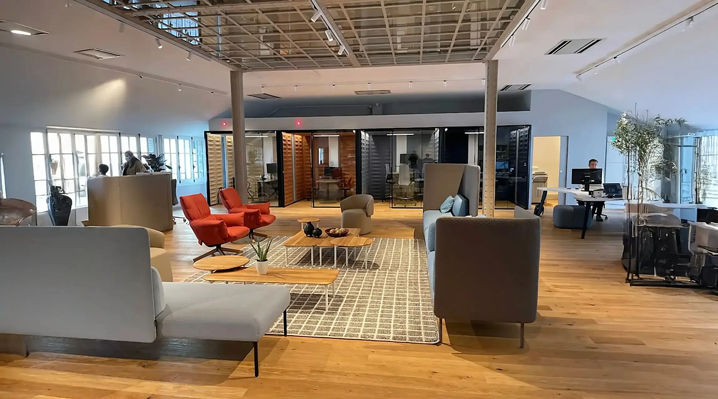 Gymnase sportif polyvalent avec terrain de basketball central &agrave; rev&ecirc;tement bleu et zones lat&eacute;rales en parquet bois naturel